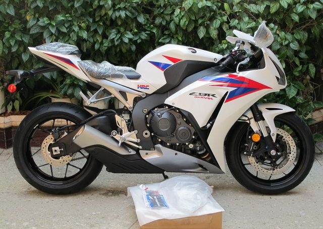 2012款全新白色本田cbr1000rr 20周年纪念版